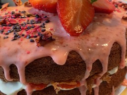 strawberry sponge cake with fresh strawberries