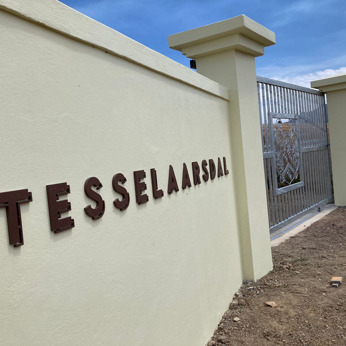 The entrance to Tesselaarsdal wine estate